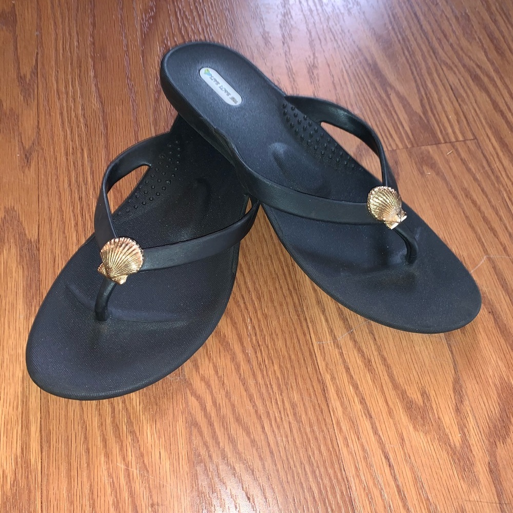 🌺3/$20 🌺 Black flip flops with gold shell 🐚